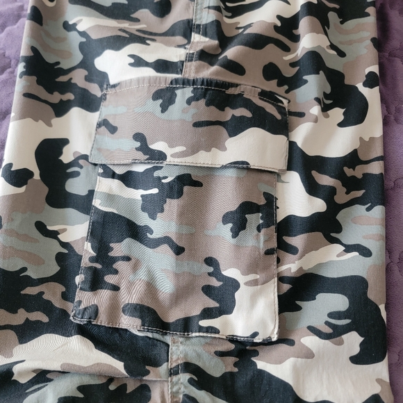 Pre-loved forever 21 camo pants sz XL - Picture 11 of 11